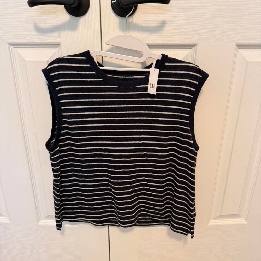 Gap white and navy horizontal